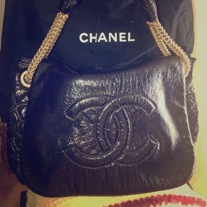 CHANEL Signature Shoulder Bag. Patent Leather.